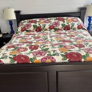Quilter Collection floral quilted bedspread is a cottage-style coverlet